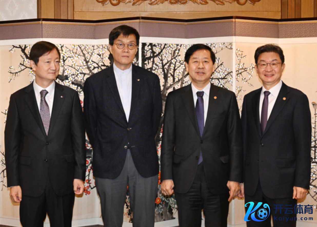 （左起：李粲珍、李昌镛、具润哲、李亿远，开始：韩国企划财政部）